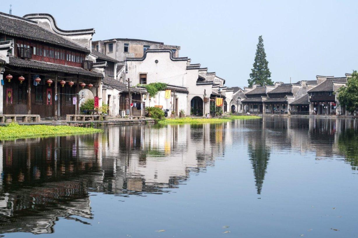 养鸡人乘坐山地车喂鸡，省时又省力